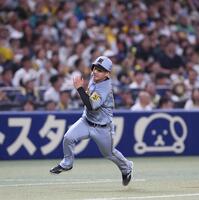 　３回、近本の二塁打で一塁から一気に生還を狙う伊原（撮影・北村雅宏）