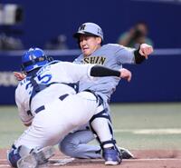 　３回、近本の二塁打で一塁から一気に生還を狙った伊原だが、タッチアウトになる（捕手・木下）＝撮影・北村雅宏