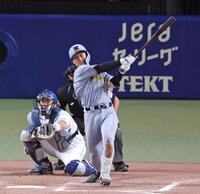 　９回、左中間へ勝ち越しとなる２点適時二塁打を放つ坂本（撮影・立川洋一郎）