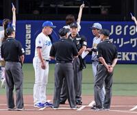 　メンバー表の交換の際に、本塁上で話をする井上監督（左から２人目）と藤川監督（右から２人目）＝撮影・立川洋一郎