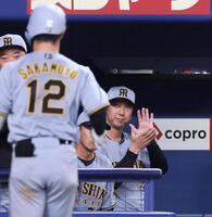 　５回、先制スクイズを決めた坂本（１２）に拍手する藤川監督（右）＝撮影・北村雅宏