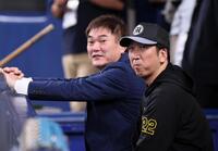 　岩瀬仁紀氏と話をする藤川監督（撮影・田中太一）