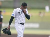 　６回を投げ終え、ベンチに戻るマルティネス（撮影・石井剣太郎）