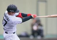 　３回、適時二塁打を放つ野口（撮影・石井剣太郎）