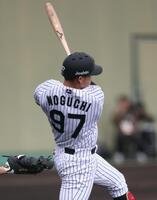 　２回、適時打を放つ野口（撮影・石井剣太郎）