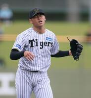 　１回、谷川原に四球を与え、満塁のピンチを招く早川（撮影・石井剣太郎）