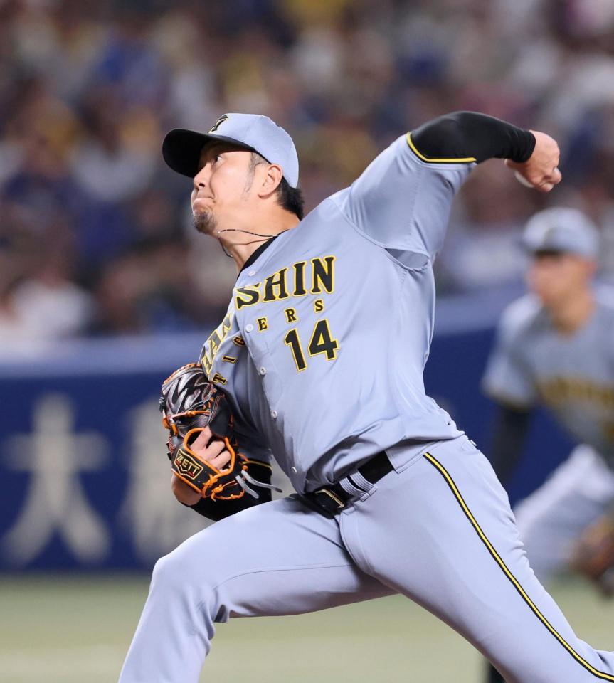 　６回から登板する岩貞（撮影・北村雅宏）