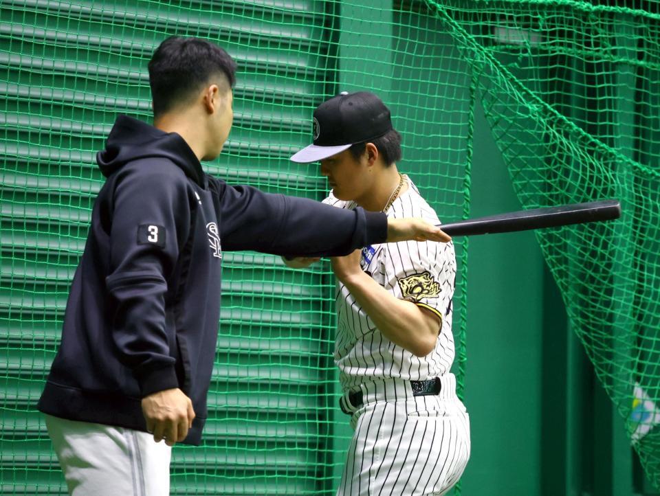 　近藤（左）からアドバイスを受ける前川（撮影・山口登）