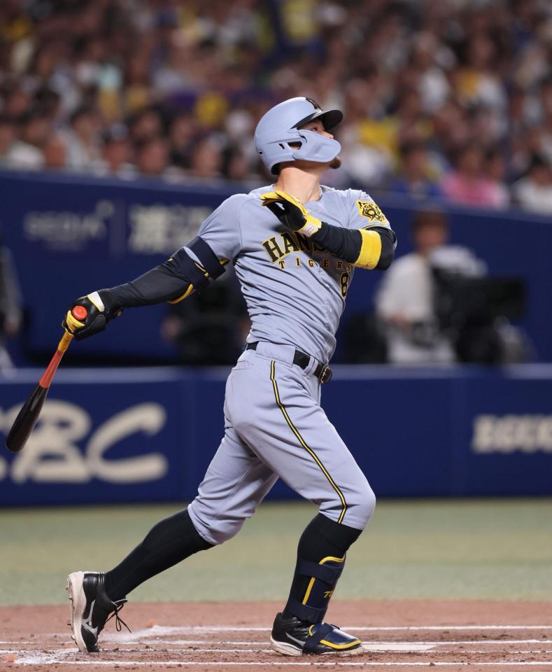 　２回、同点となるソロを放つ佐藤輝（撮影・北村雅宏）