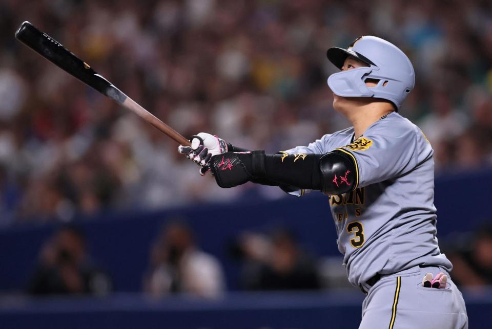 　６回、２点適時打を放つ大山（撮影・田中太一）