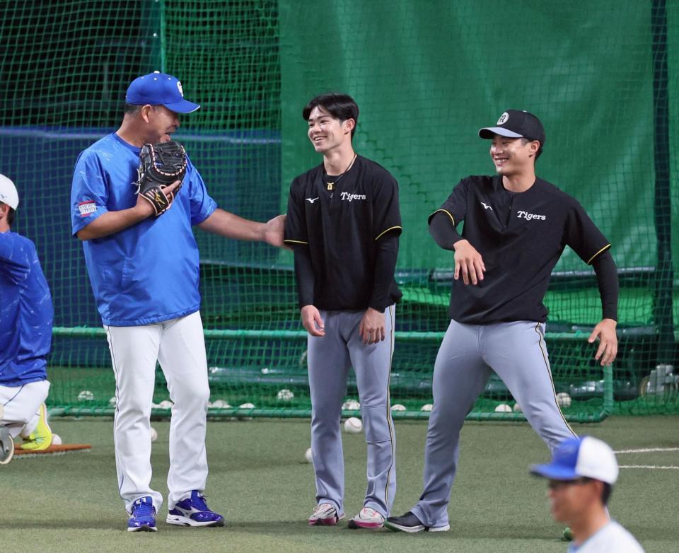 　練習間に井上監督（左）と談笑する中野。右は木浪（撮影・立川洋一郎）