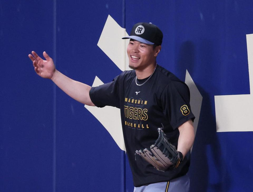 　レフトの守備位置に就き練習する佐藤輝（撮影・立川洋一郎）