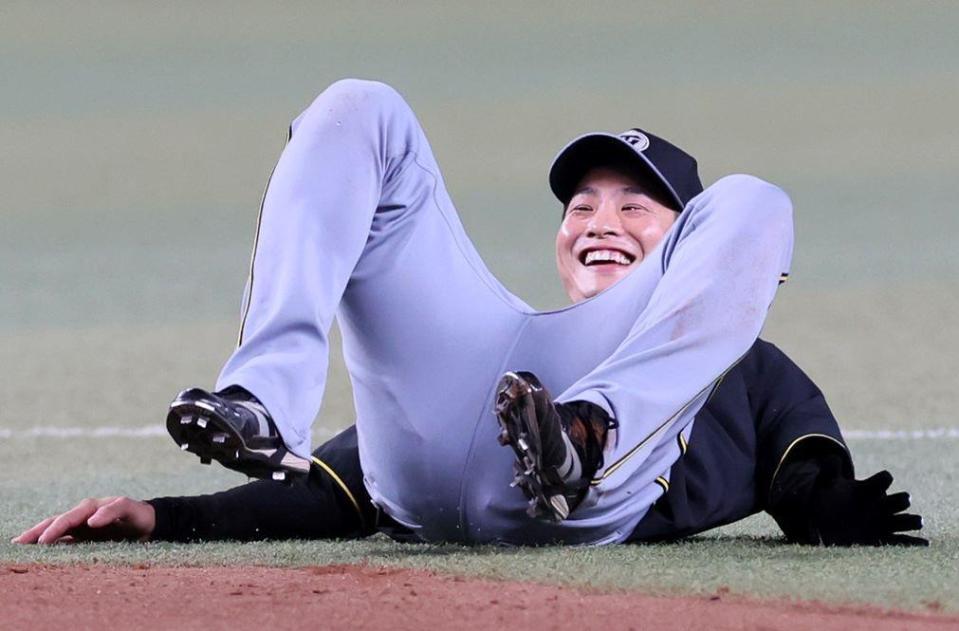 　打撃練習のボールをよけた際、勢い余って転倒する木浪（撮影・北村雅宏）