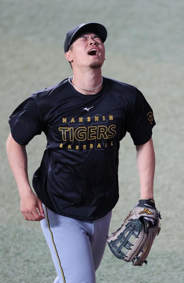 　レフトの守備位置に就き練習する佐藤輝（撮影・立川洋一郎）