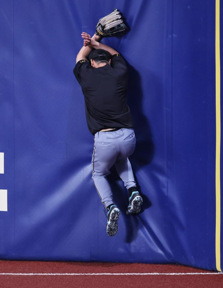 　レフトの守備位置に就き練習する佐藤輝（撮影・立川洋一郎）