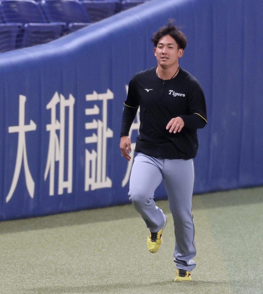 　ダッシュする伊原（撮影・北村雅宏）