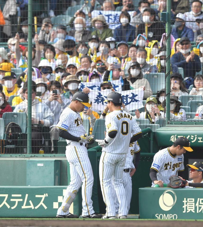 　３回、先制２ランを放った森下は木浪（中央右）とポーズをとる＝２３年３月１０日