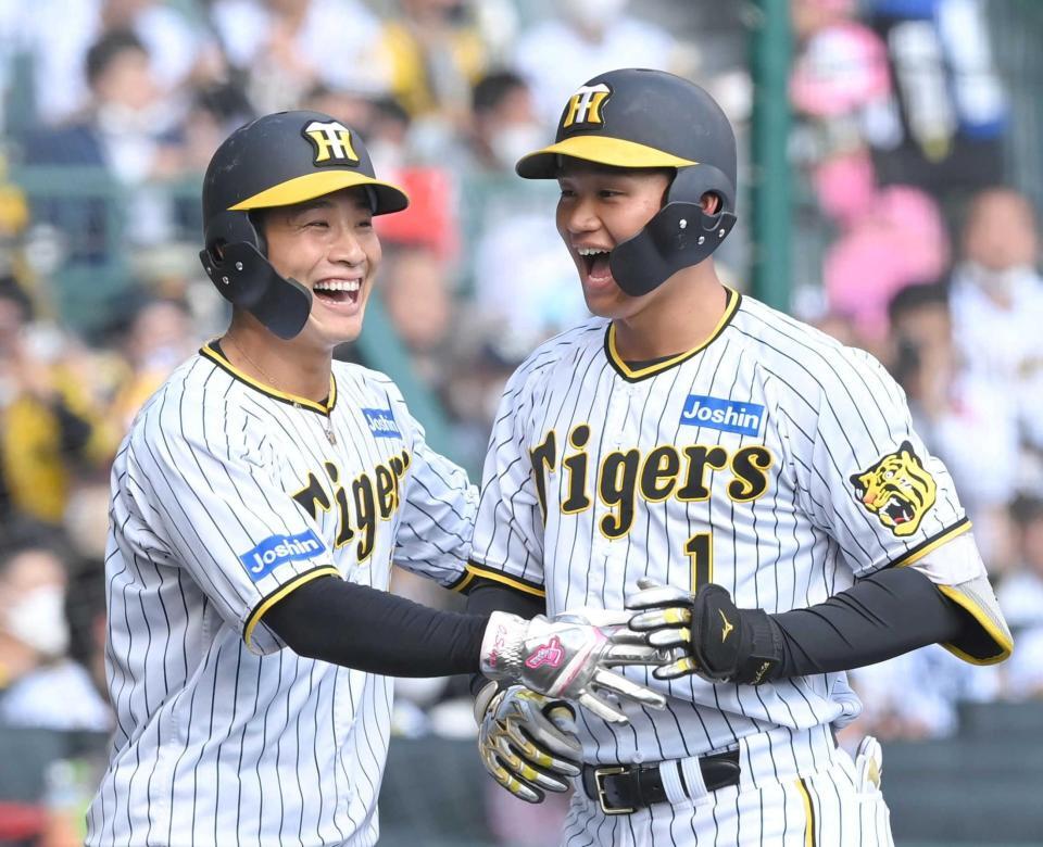 【送料関税無料】 阪神 襲いかかって満面笑み 森下翔太と木浪聖也のほっこりシーン スポーツ・フィットネス