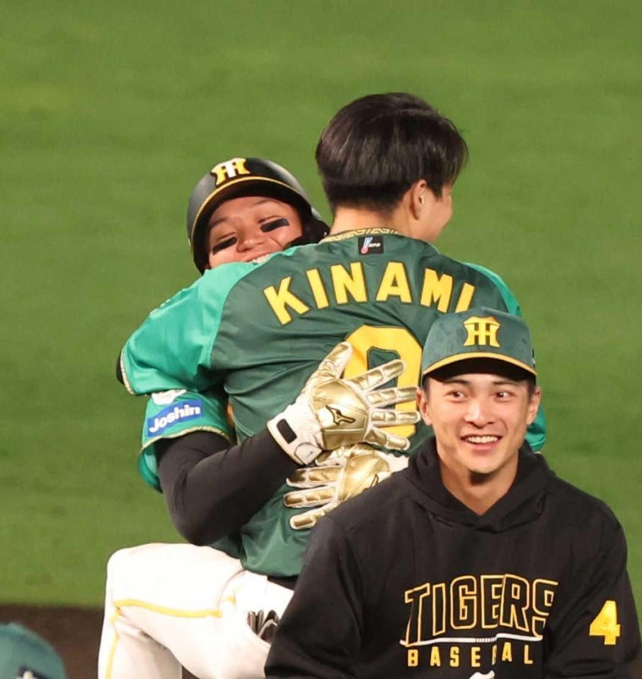 　１０回、佐藤輝のサヨナラ打で木浪と喜ぶ森下＝２４年４月１８日