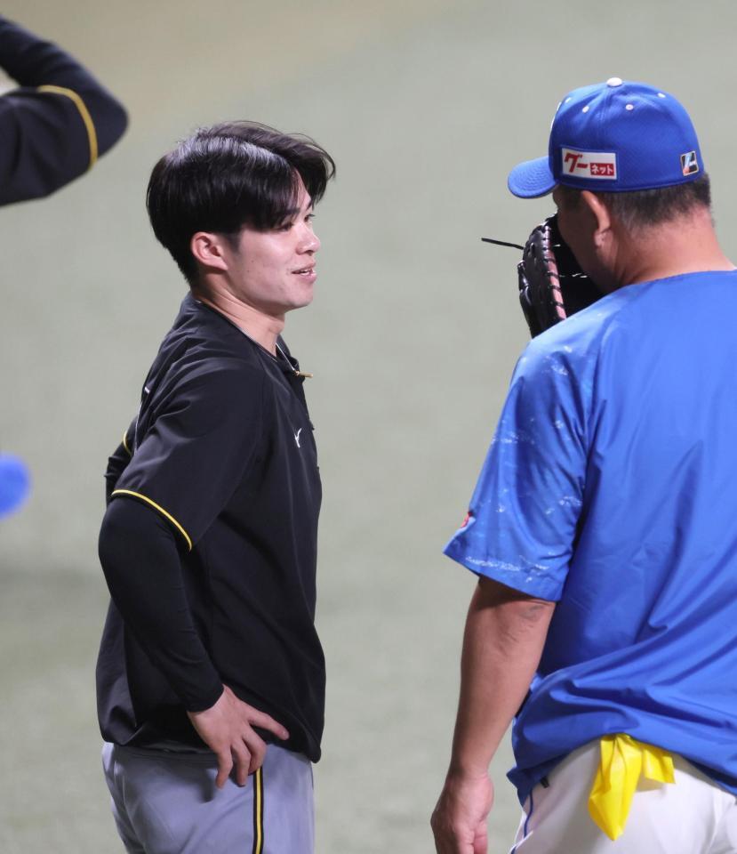 　練習中に井上監督と言葉を交わす中野（左）＝撮影・北村雅宏