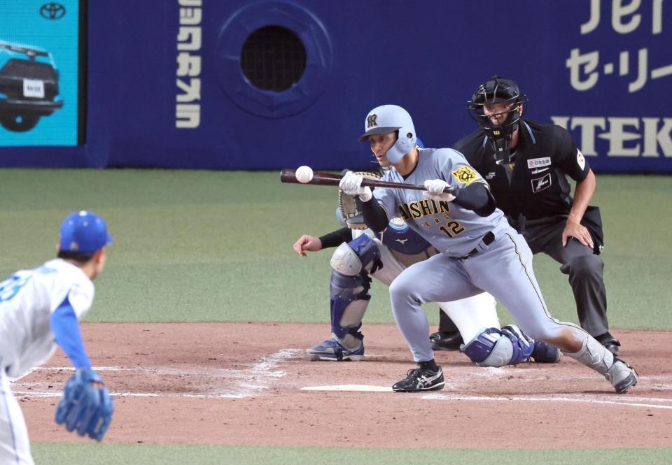 　５回、スクイズバントを成功させ先制点を挙げる坂本（撮影・立川洋一郎）