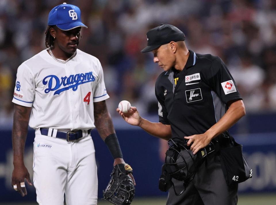 　５回、大山のファウルしたボールを確認する村山太朗球審（撮影・田中太一）