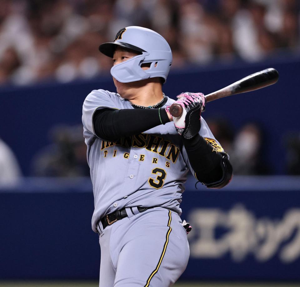 　５回、ファウル判定の後、安打を放つ大山（撮影・田中太一）