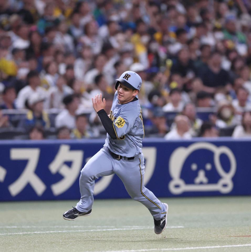 　３回、近本の二塁打で一塁から一気に生還を狙う伊原（撮影・北村雅宏）