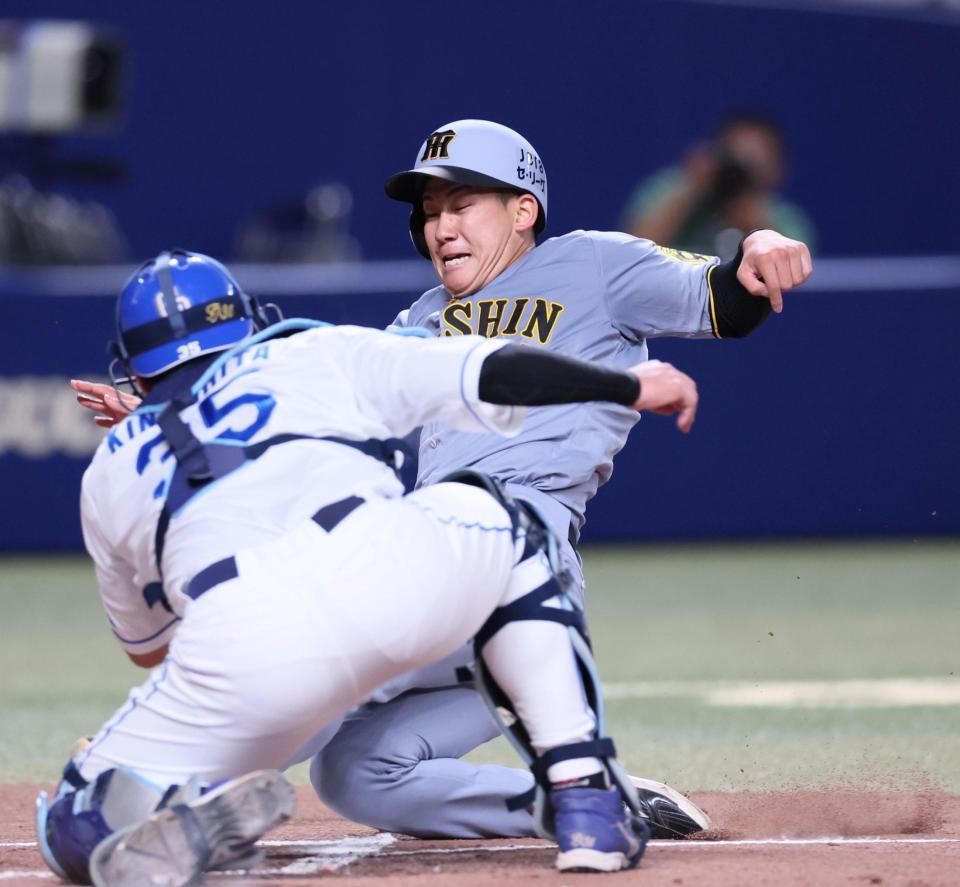 　３回、近本の二塁打で一塁から一気に生還を狙った伊原だが、タッチアウトになる（捕手・木下）＝撮影・北村雅宏