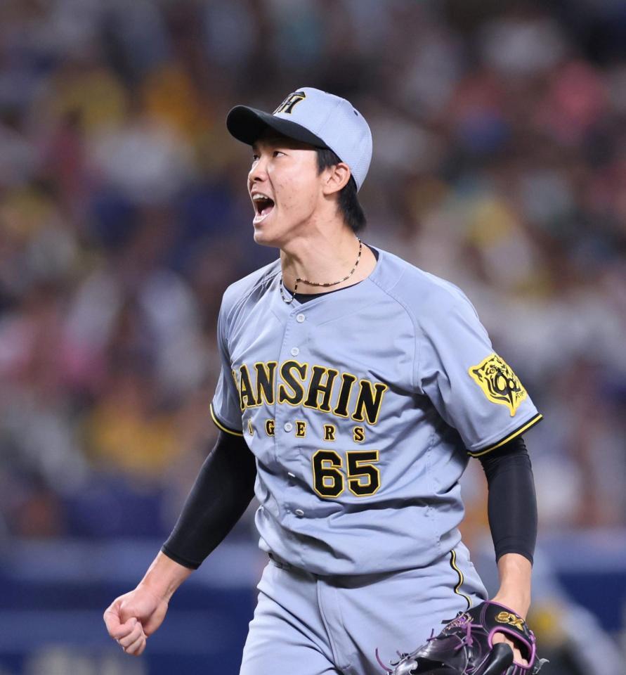 　７回、三者凡退に仕留め、雄たけびを上げる湯浅（撮影・北村雅宏）