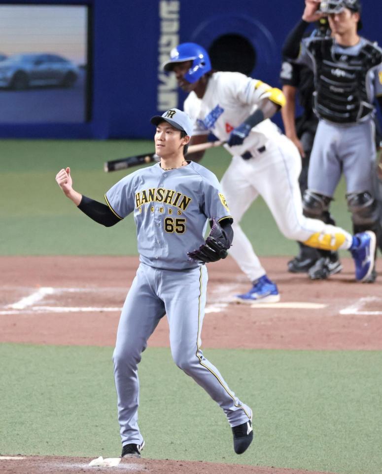 　８回、カリステを右飛に打ち取る湯浅（撮影・立川洋一郎）