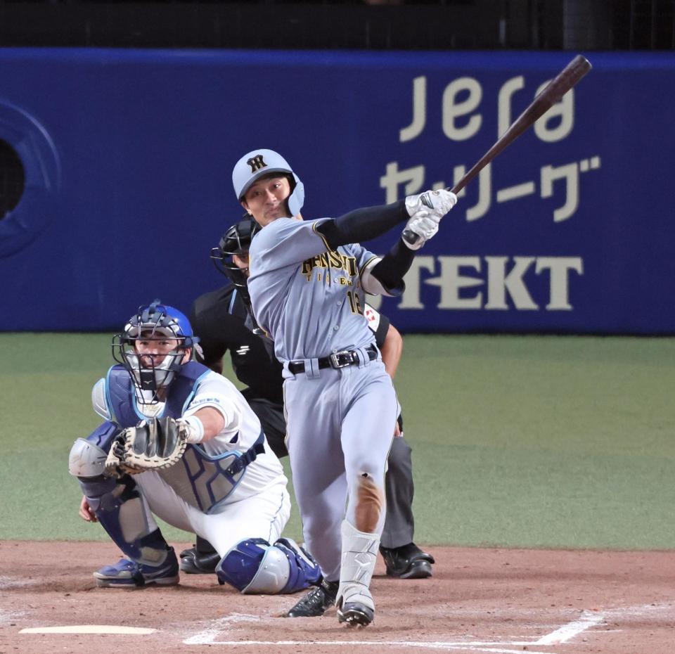 　９回、左中間へ勝ち越しとなる２点適時二塁打を放つ坂本（撮影・立川洋一郎）