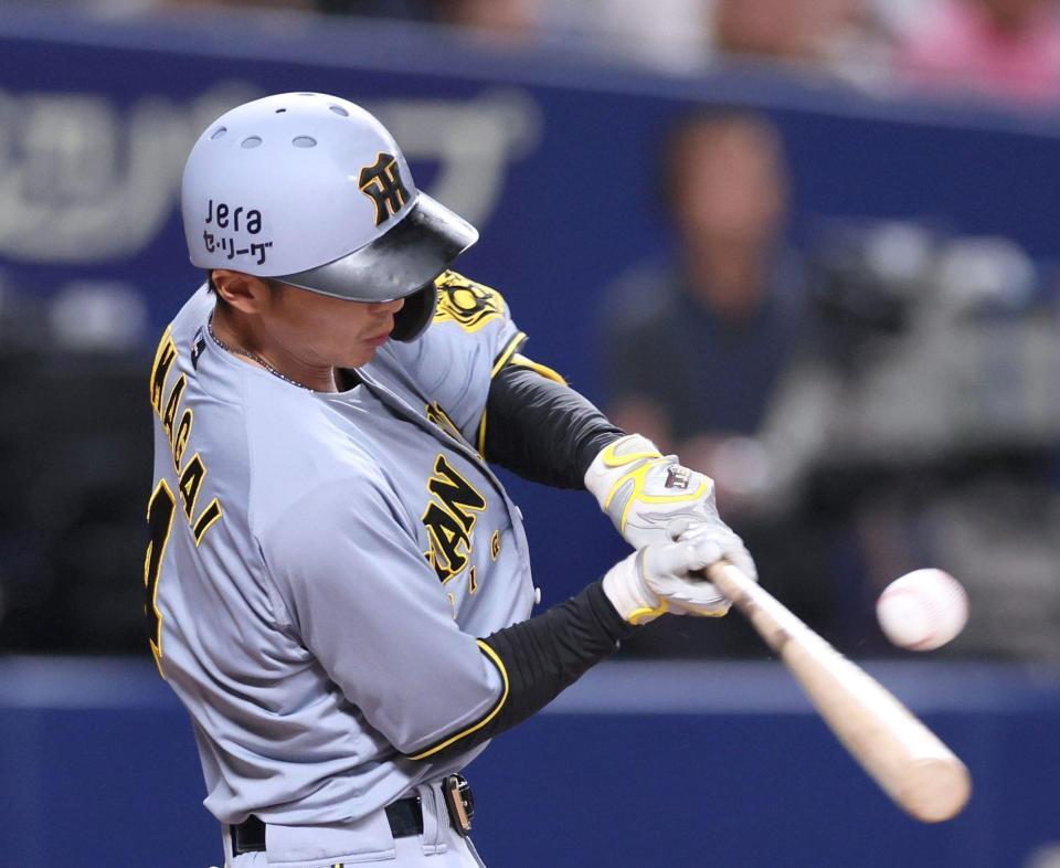 　９回、左前打を放つ熊谷（撮影・北村雅宏）