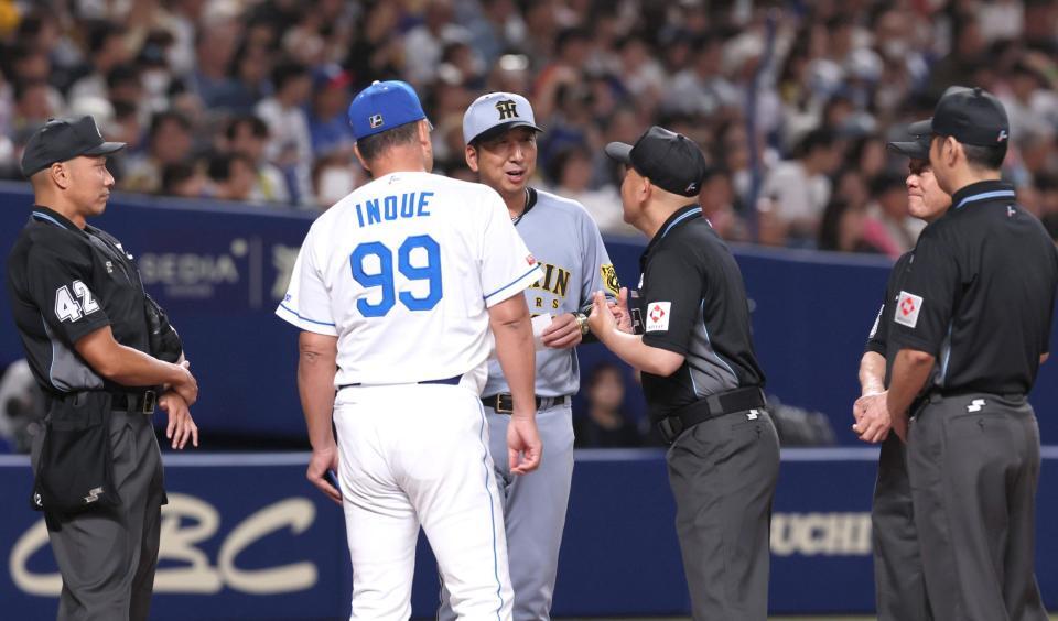 　メンバー表交換時、審判団と話し込む藤川監督（中央）＝撮影・北村雅宏