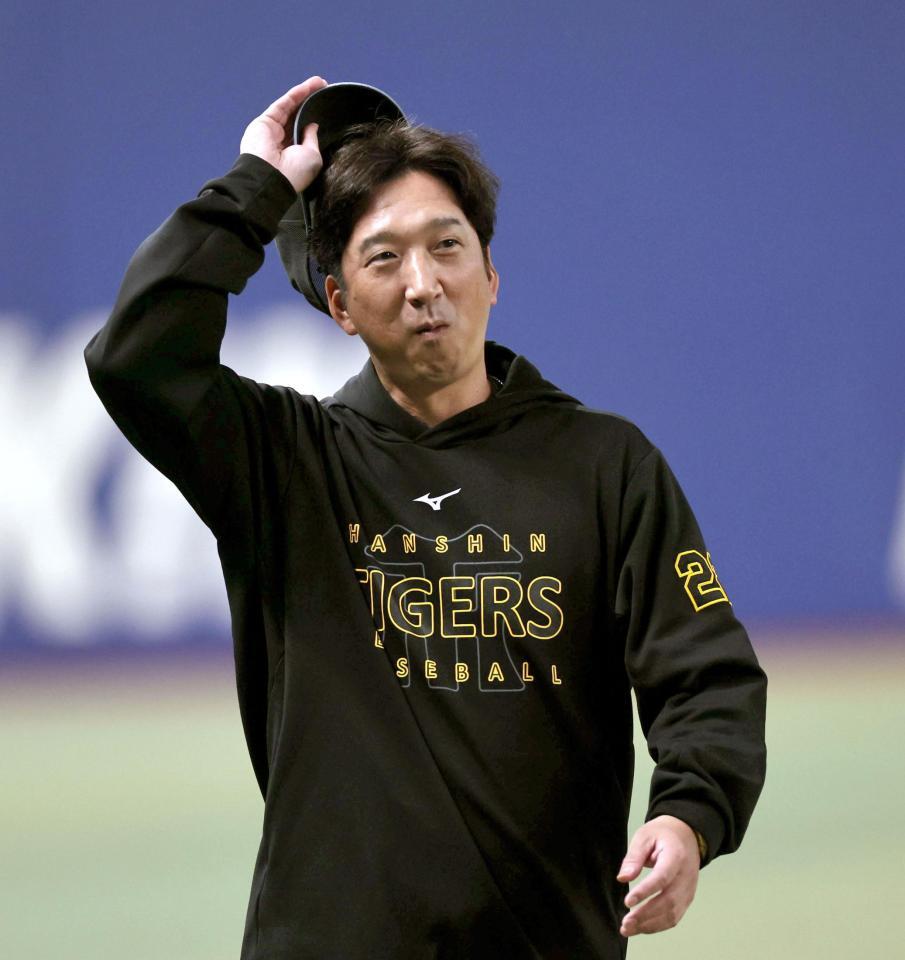 　練習を見る藤川監督（撮影・田中太一）