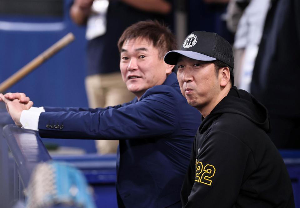 　岩瀬仁紀氏と話をする藤川監督（撮影・田中太一）