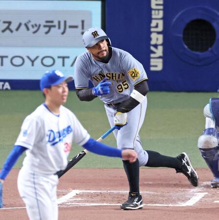 　７回、左翼線へ二塁打を放つヘルナンデス（撮影・立川洋一郎）