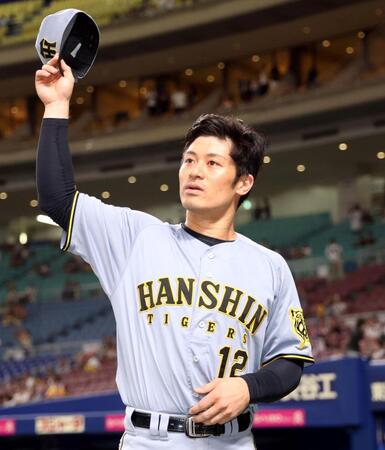 　お立ち台で手を振る坂本（撮影・田中太一）