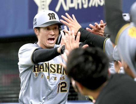 　９回、生還後にナインと喜び合う坂本（撮影・田中太一）