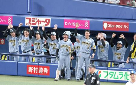 　９回、坂本の２点適時二塁打を勝ち越し沸き上がる阪神ナイン（撮影・立川洋一郎）
