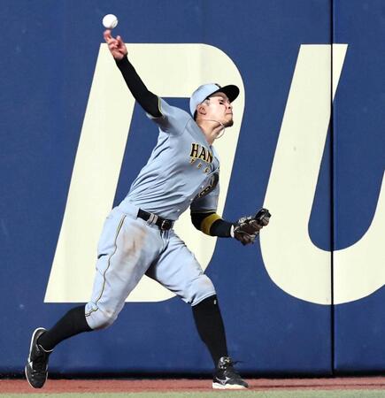 　９回、代打福永の打球を二塁へ送球する佐藤輝（撮影・田中太一）