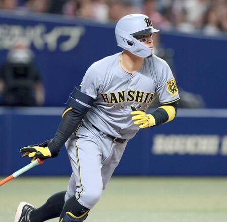 　２回、右前打を放つ佐藤輝（撮影・北村雅宏）