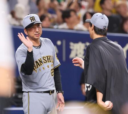 　２勝目を挙げた湯浅を迎える藤川監督（左）＝撮影・北村雅宏