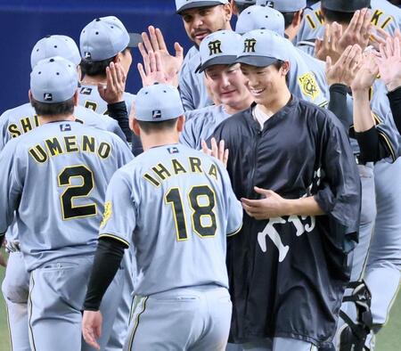 　　勝利投手となり笑顔でナインを迎える湯浅（右）＝撮影・立川洋一郎