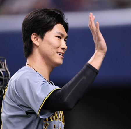 　７回を無失点に抑え、ナインとタッチを交わす湯浅（撮影・田中太一）