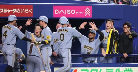 　９回、坂本が勝ち越し２点適時二塁打を放ち、生還した木浪（０）らを迎える湯浅（右から２人目）＝撮影・北村雅宏