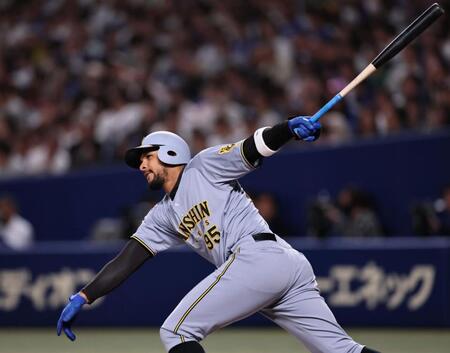 　７回、二塁打を放つヘルナンデス（撮影・田中太一）