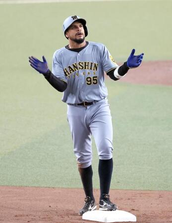 　７回、左翼線へ二塁打を放ち、手をたたいて喜ぶヘルナンデス（撮影・立川洋一郎）