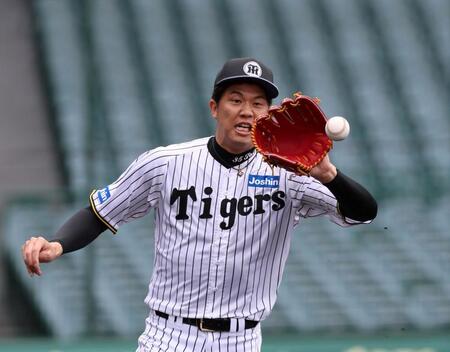 　守備練習でボールをキャッチする才木（撮影・北村雅宏）