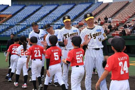 　イベント後に参加者とハイタッチする阪神ＯＢの（右から）能見氏、葛城氏、岩田氏、森田氏（球団提供）